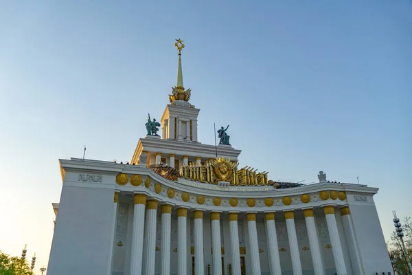 Moskwa, Rusia, 30 April 2019: Paviliun utama VDNH Park dari semua pusat pameran Rusia — Stok Foto