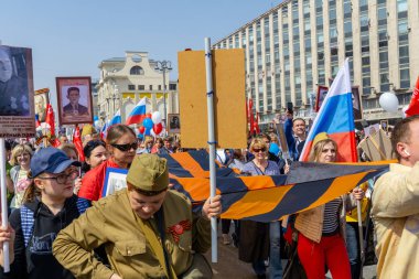 Moskova, Rusya - 9 Mayıs 2019: Zafer Bayramı'nda ölümsüz alay alayı.