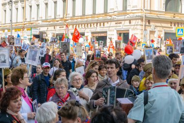 Moskova, Rusya - 9 Mayıs 2019: Zafer Bayramı'nda ölümsüz alay alayı.