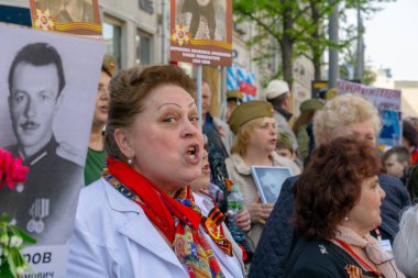 Moskova, Rusya - 9 Mayıs 2019: Zafer Bayramı'nda ölümsüz alay alayı.