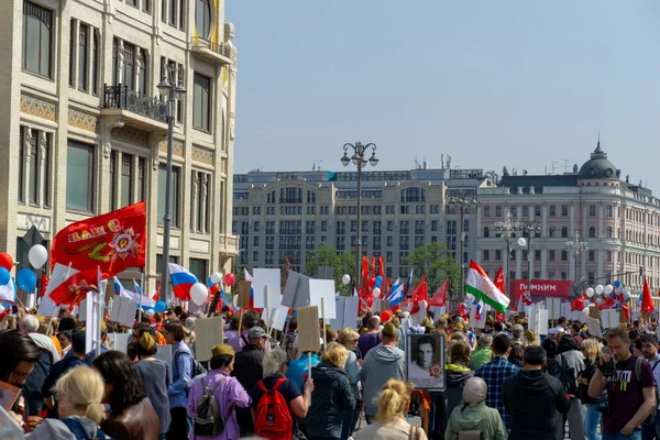 Moskova, Rusya - 9 Mayıs 2019: Zafer Bayramı'nda ölümsüz alay alayı.