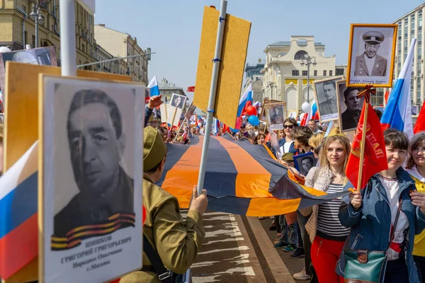 МОСКВА, РОССИЯ - 9 мая 2019 года: Бессмертное шествие полка в День Победы . — стоковое фото