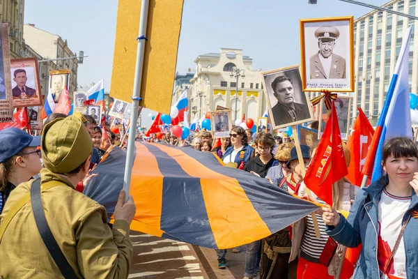 МОСКВА, РОССИЯ - 9 мая 2019 года: Бессмертное шествие полка в День Победы . — стоковое фото