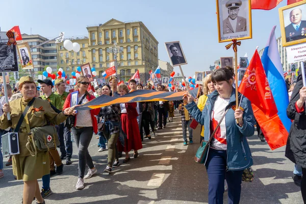 МОСКВА, РОССИЯ - 9 мая 2019 года: Бессмертное шествие полка в День Победы . — стоковое фото