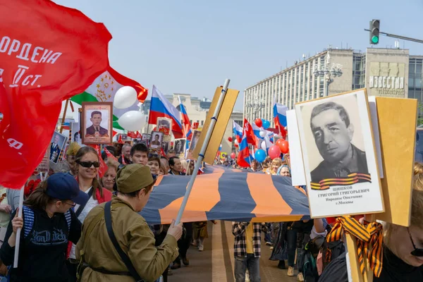 Москва, Росія-9 травня 2019: Безсмертний полк процесії у день перемоги. — стокове фото