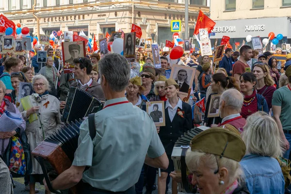 МОСКВА, РОССИЯ - 9 мая 2019 года: Бессмертное шествие полка в День Победы . — стоковое фото