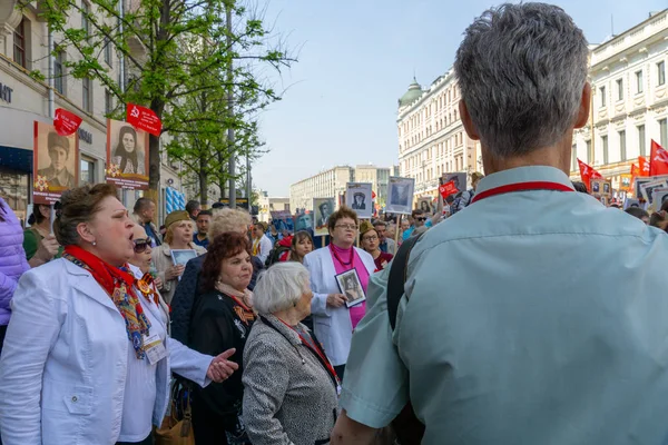 Moskova, Rusya - 9 Mayıs 2019: Zafer Bayramı'nda ölümsüz alay alayı.