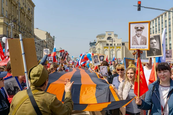 MOSCÚ, RUSIA - 9 DE MAYO DE 2019: Procesión del regimiento inmortal en el Día de la Victoria . Fotos De Stock Sin Royalties Gratis