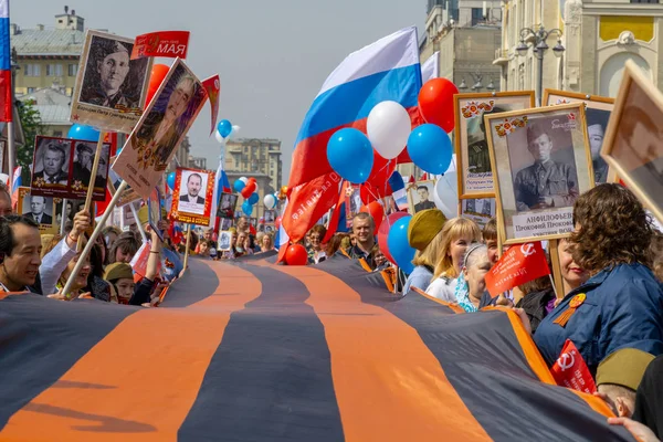 MOSCÚ, RUSIA - 9 DE MAYO DE 2019: Procesión del regimiento inmortal en el Día de la Victoria . Imagen De Stock