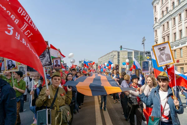 MOSCÚ, RUSIA - 9 DE MAYO DE 2019: Procesión del regimiento inmortal en el Día de la Victoria . Imágenes De Stock Sin Royalties Gratis
