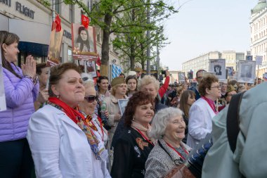 Moskova, Rusya - 9 Mayıs 2019: Zafer Bayramı'nda ölümsüz alay alayı.