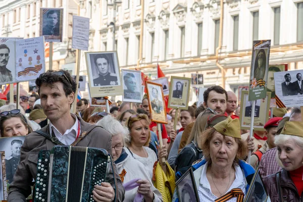 MOSCÚ, RUSIA - 9 DE MAYO DE 2019: Procesión del regimiento inmortal en el Día de la Victoria . Fotos De Stock