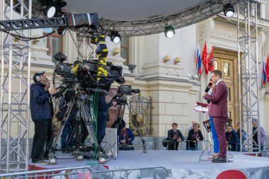 Moskova, Rusya - 9 Mayıs 2019: Zafer Bayramı Geçit Töreni'nde Televizyon programı kayıt. Tvc kanal gazeteciler