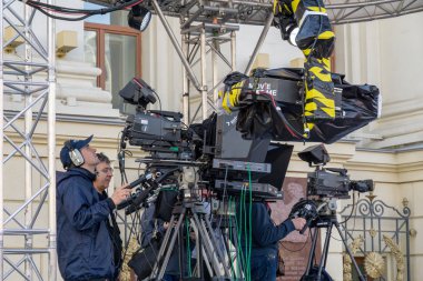 Moskova, Rusya - 9 Mayıs 2019: Zafer Bayramı Geçit Töreni'nde Televizyon programı kayıt. Tvc kanal gazeteciler