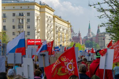 Moskova, Rusya - 9 Mayıs 2019: Zafer Bayramı'nda ölümsüz alay alayı.