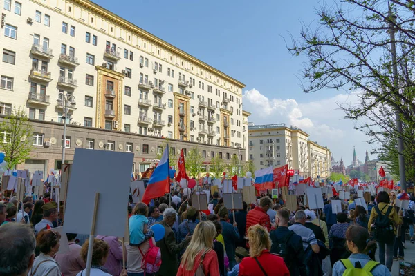 МОСКВА, РОССИЯ - 9 мая 2019 года: Бессмертное шествие полка в День Победы . — стоковое фото