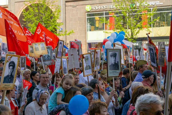 МОСКВА, РОССИЯ - 9 мая 2019 года: Бессмертное шествие полка в День Победы . — стоковое фото
