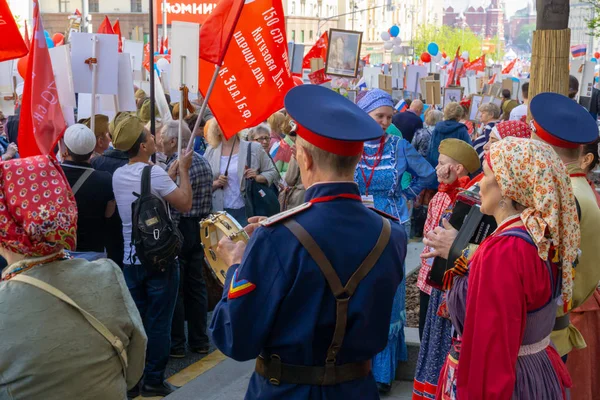 МОСКВА, РОССИЯ - 9 мая 2019 года: Бессмертное шествие полка в День Победы . — стоковое фото