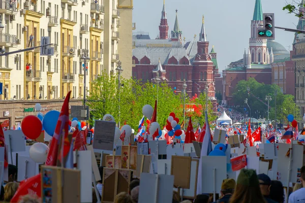 Moskova, Rusya - 9 Mayıs 2019: Zafer Bayramı'nda ölümsüz alay alayı.