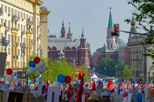 MOSCÚ, RUSIA - 9 DE MAYO DE 2019: Procesión del regimiento inmortal en el Día de la Victoria . Fotos De Stock