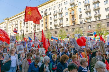 Moskova, Rusya - 9 Mayıs 2019: Zafer Bayramı'nda ölümsüz alay alayı.