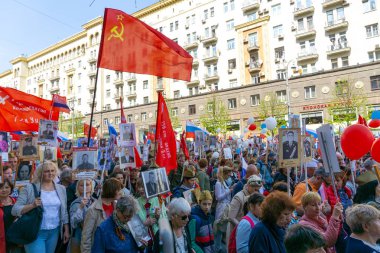 Moskova, Rusya - 9 Mayıs 2019: Zafer Bayramı'nda ölümsüz alay alayı.