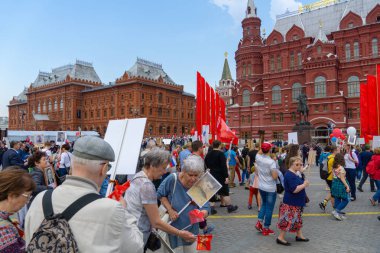 Moskova, Rusya - 9 Mayıs 2019: Zafer Bayramı'nda ölümsüz alay alayı.