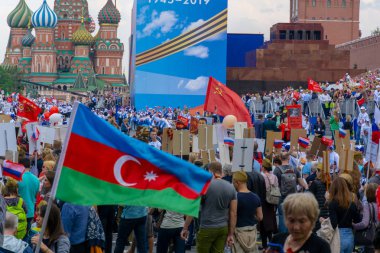 Moskova, Rusya - 9 Mayıs 2019: Azerbaycan bayrağı taşıyan bir adam