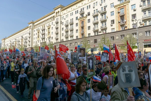 MOSCÚ, RUSIA - 9 DE MAYO DE 2019: Procesión del regimiento inmortal en el Día de la Victoria . Imágenes De Stock Sin Royalties Gratis