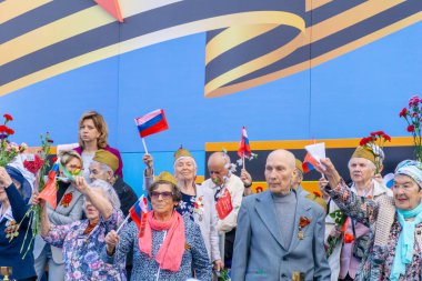 Moskova, Rusya - 9 Mayıs 2019: Yoldan geçen kalabalığa el sallayan kahraman yaşlılar