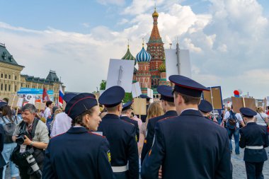 Moskova, Rusya - 9 Mayıs 2019: Zafer Bayramı'nda ölümsüz alay alayı.