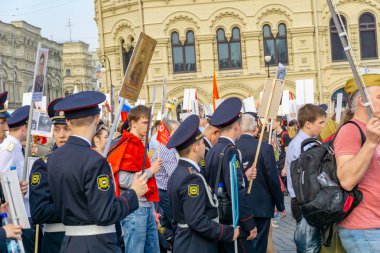 Moskova, Rusya - 9 Mayıs 2019: Zafer Bayramı'nda ölümsüz alay alayı.
