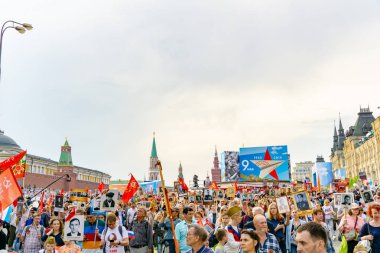 Moskova, Rusya - 9 Mayıs 2019: Zafer Bayramı'nda ölümsüz alay alayı.