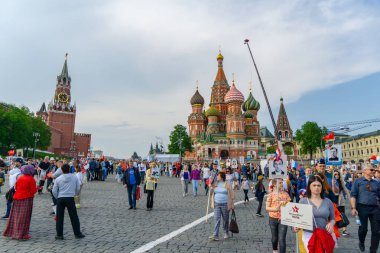 Moskova, Rusya - 9 Mayıs 2019: Zafer Bayramı'nda ölümsüz alay alayı.