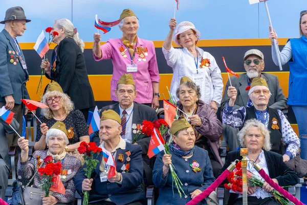 Moskova, Rusya - 9 Mayıs 2019: Yoldan geçen kalabalığa el sallayan kahraman yaşlılar