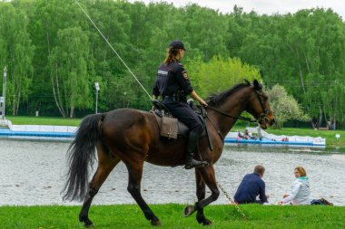 Moskova, Rusya - 12 Haziran 2019. Parkta devriye gezen atlı polis