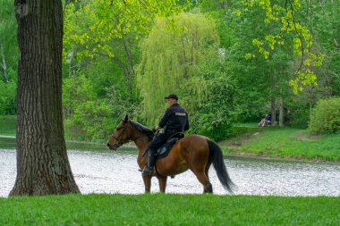 Moskova, Rusya - 12 Haziran 2019. Parkta devriye gezen atlı polis