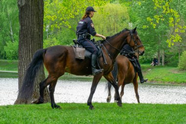 Moskova, Rusya - 12 Haziran 2019. Parkta devriye gezen iki polis