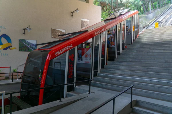 Tiflis, Gürcistan, Doğu Avrupa - 15 Temmuz 2015: Chonquadze Caddesi 'ndeki bir istasyondan Mtatsminda Dağı' na kadar uzanan Funicular Demiryolu