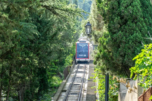 Tiflis, Gürcistan, Doğu Avrupa - 15 Temmuz 2015: Chonquadze Caddesi 'ndeki bir istasyondan Mtatsminda Dağı' na kadar uzanan Funicular Demiryolu