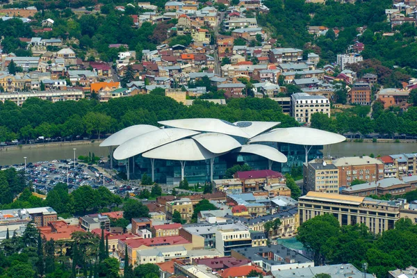 Tiflis, Gürcistan, 3 Haziran 2019: Geleneksel Gürcistan evleri ve Adalet Evi