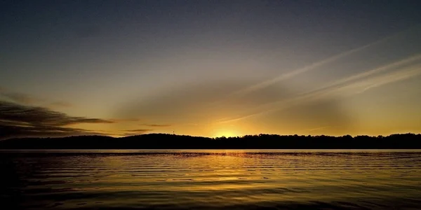 Ein Spektakuläres Inspirierendes Farbenfrohes Wolkenverhangenes Meerwasser Tropisches Sonnenaufgangspanorama Mit Silhouetten — Stockfoto