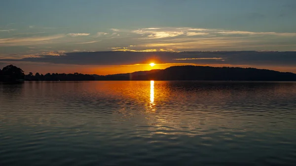 Eine Leuchtend Rot Gefärbte Bewölkte Sonnenaufgangslandschaft Über Dem Meerwasser Mit — Stockfoto