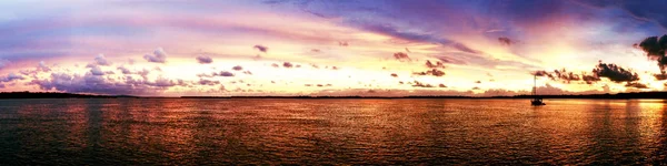 Яркий Вдохновляющий Желтый Цвет Облачно Восход Солнца Супер Панорама Морской — стоковое фото
