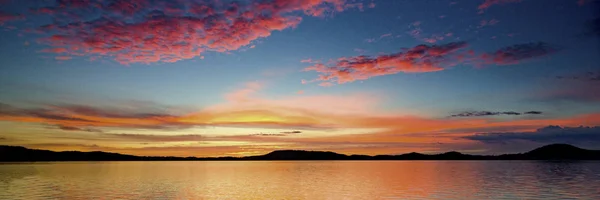 Поразительный Розовый Цвет Облачный Морской Пейзаж Над Морской Водой Отражениями — стоковое фото