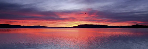 Impresionante Inspirador Color Rojo Nublado Amanecer Paisaje Marino Sobre Agua — Foto de Stock