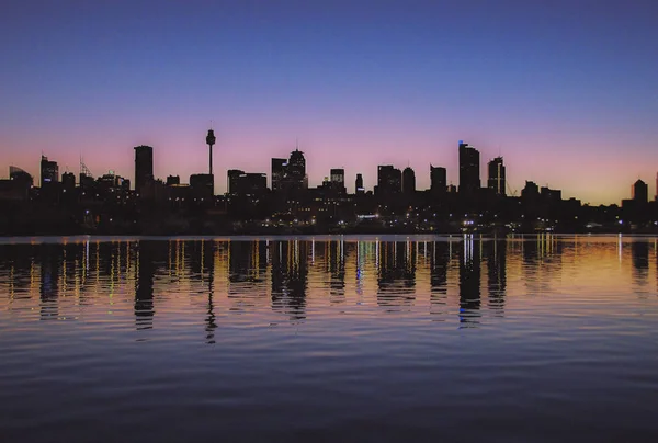 Sydney City Dämmerung Silhouette Sonnenaufgang Meereslandschaft Über Meerwasser Mit Wasserspiegelungen — Stockfoto