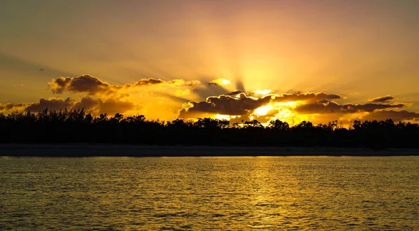Ein Auffallend Inspirierendes Goldfarbenes Wolkenverhangenes Sonnenaufgangsmeer Mit Kühnen Crepuscular Strahlen — Stockfoto