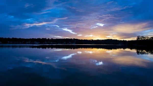 Ein Friedlicher Blauer Himmel Und Orangefarbene Sonnenstrahlen Bedeckter Sonnenaufgang Über — Stockfoto