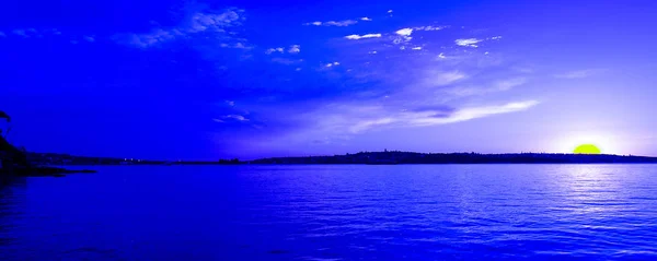 Una Suggestiva Ispirazione Blu Colorato Bianco Cielo Nuvoloso Mare Sopra — Foto Stock